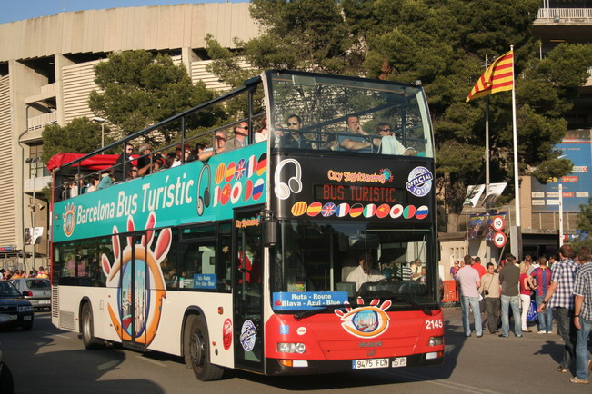 туристы в барселоне на туристическом автобусе
